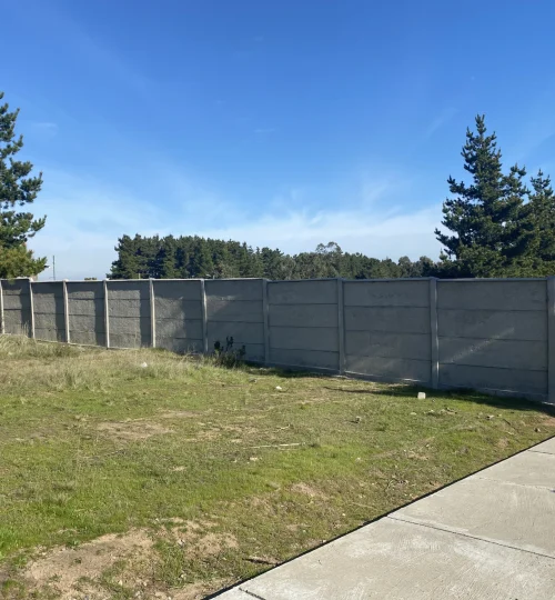 Terreno con acceso pavimentado y entorno residencial