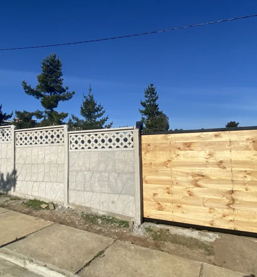 Terreno urbanizado con pandereta y portón de acceso